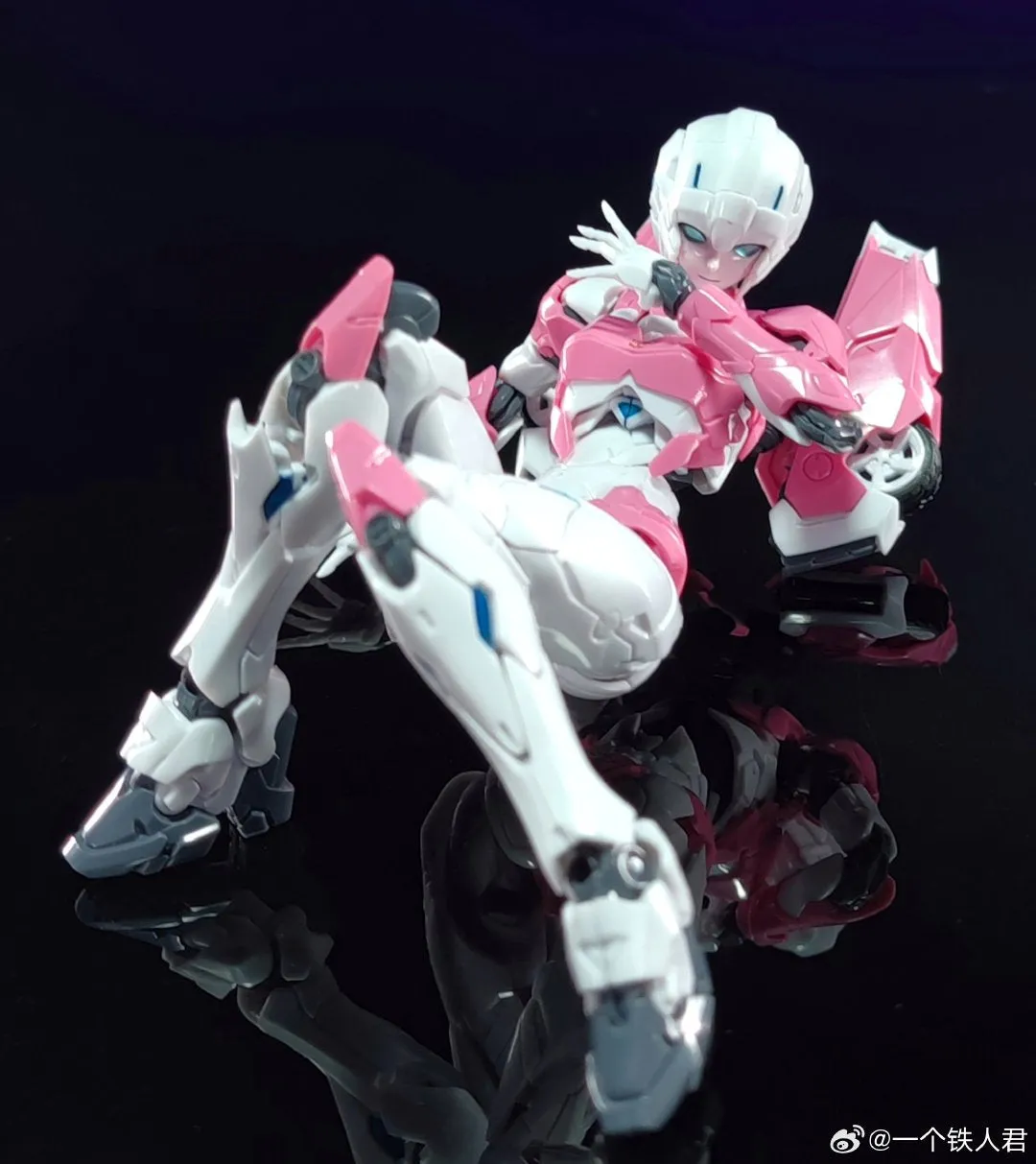 Flame Toys Furai Model 20 IDW Arcee Model Kit (Non-transformable) 15.5cm / 6"