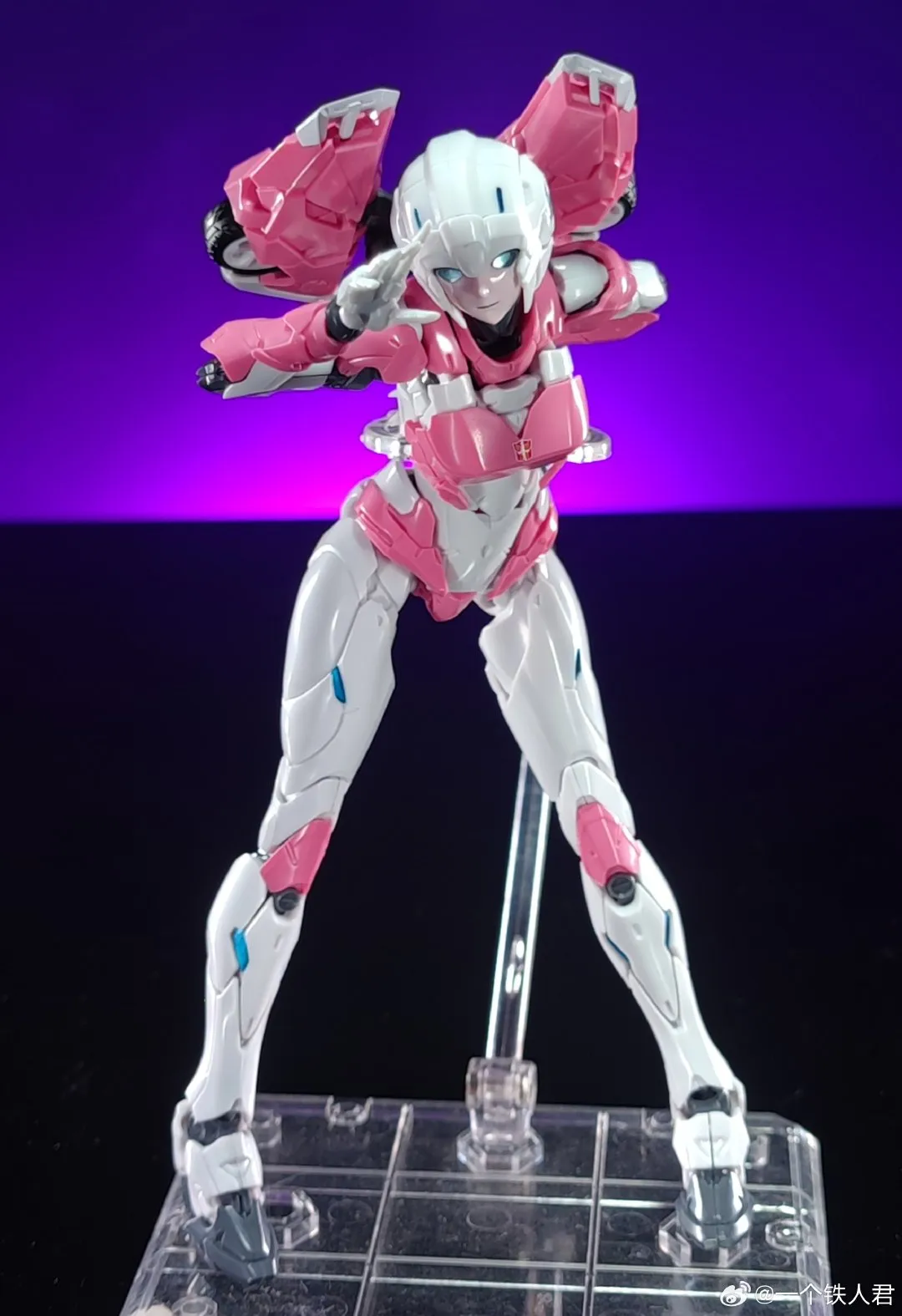 Flame Toys Furai Model 20 IDW Arcee Model Kit (Non-transformable) 15.5cm / 6"