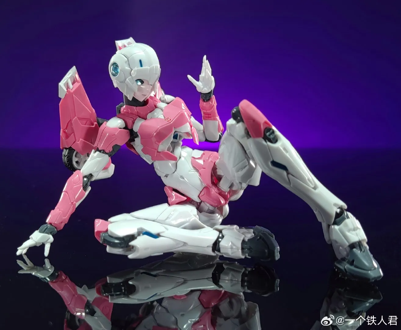 Flame Toys Furai Model 20 IDW Arcee Model Kit (Non-transformable) 15.5cm / 6"