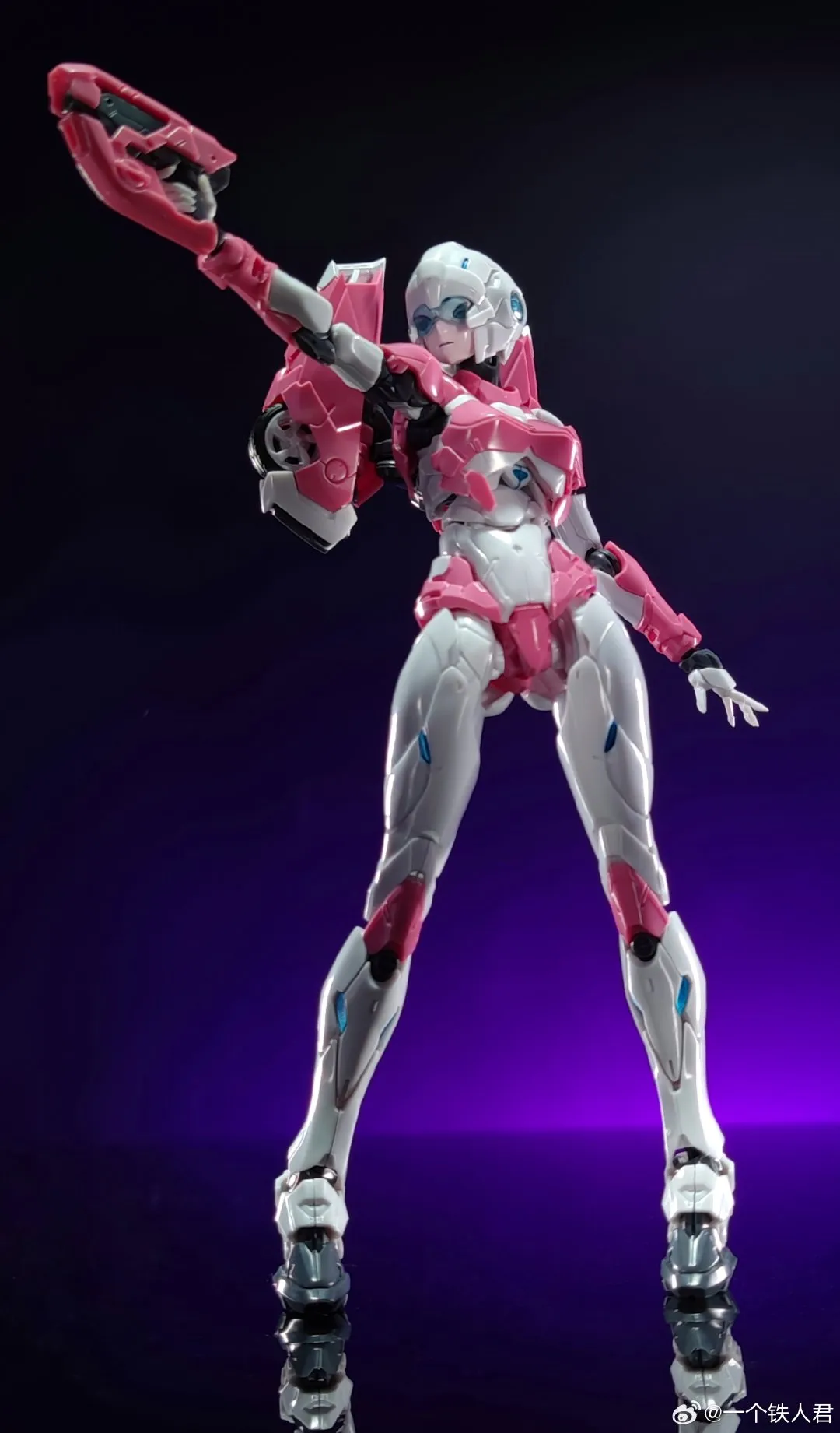 Flame Toys Furai Model 20 IDW Arcee Model Kit (Non-transformable) 15.5cm / 6"