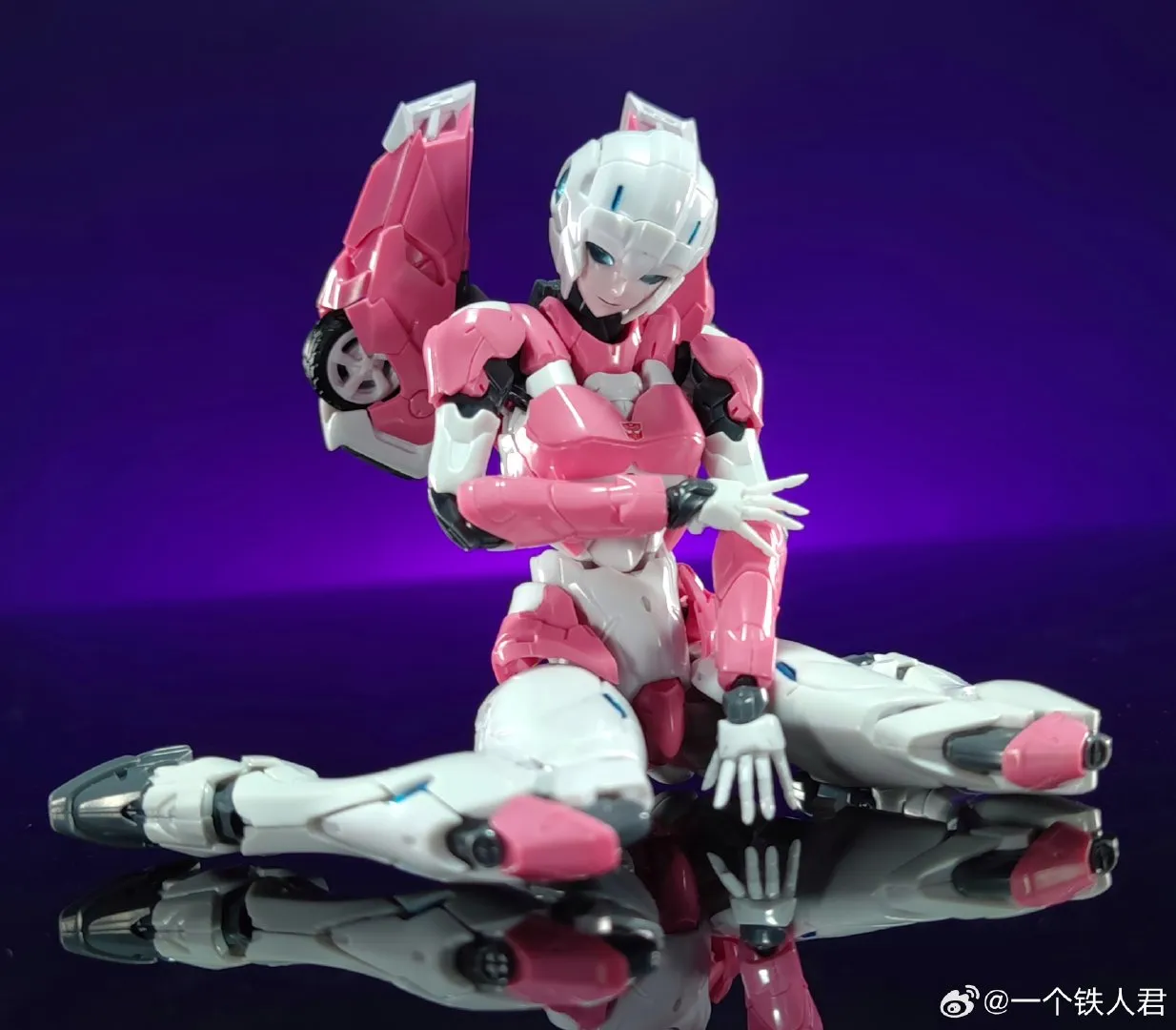 Flame Toys Furai Model 20 IDW Arcee Model Kit (Non-transformable) 15.5cm / 6"