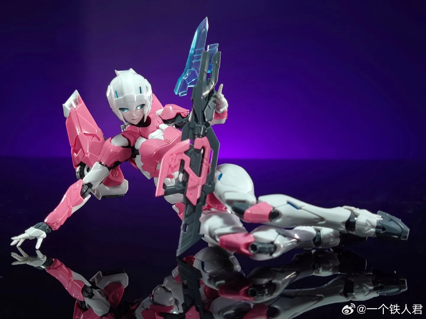 Flame Toys Furai Model 20 IDW Arcee Model Kit (Non-transformable) 15.5cm / 6"