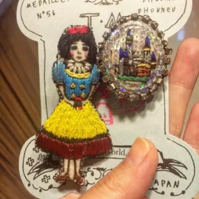 TM - MBC1914 Brooch Snow White